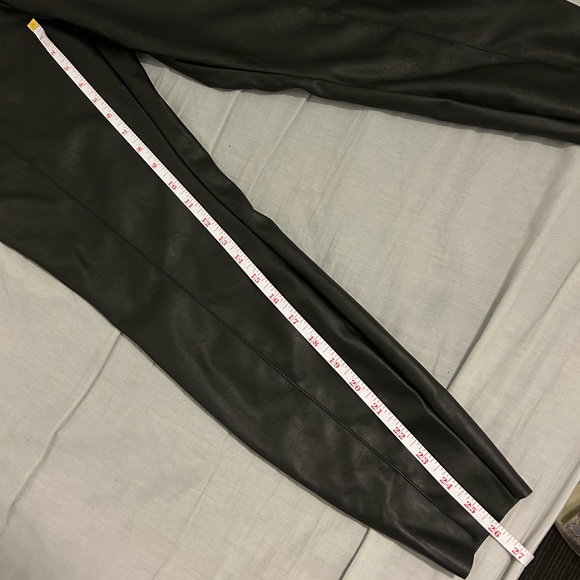 ASOS D E S I G N, faux leather high rise leggings with zipper at the side - Picture 4 of 6